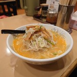 札幌本舗 - 味噌ラーメン+半餃子(3個)セット、870円。