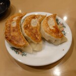 札幌本舗 - カリッと焼き上がった絶品餃子。