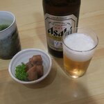 志むら寿司 - 瓶ビールにお通しです