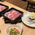 しゃぶ菜 - 料理写真:お肉は豚と牛と1皿ずつにしました。