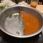 しゃぶ菜 - 基本の北海道の昆布だしと110円プラスして旨辛だし