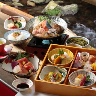 At Meiji-no-Mori, you can enjoy seasonal Kaiseki dishes carefully prepared by craftsmen.