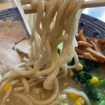 太助 - 太縮れ麺(⁎⁍̴̆Ɛ⁍̴̆⁎)
            コシがあってプルルン
            平日は大盛り無料！