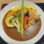 Suzukake - 富良野産野菜と塩ザンギオムカレー・サラダ付き1,400円