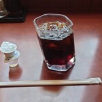 コーヒーハウス番番 - アイスコーヒー　コップが傾斜してて面白い！