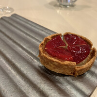 L'éclaireur - このフォワグラのタルト、濃厚さと爽やかさと香ばしさのバランス絶妙。