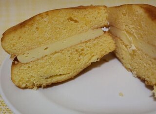 Karuizawa Hotchi Ichiba - Thick Madeleines Sandwiched with Cheese Cream!