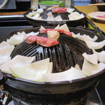 札幌成吉思汗 しろくま - 最初は、野菜代として100円別途追加となります。
      
      この玉ねぎが甘くて美味しい～。
      
      
      