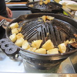 札幌成吉思汗 しろくま - 長いもは、お肉から出た油で揚げるように焼き上げる。
      
      これが最高の食べ方です。
      
      