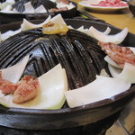 札幌成吉思汗 しろくま - 焼けたお肉は、玉ねぎの上に乗せてちょっとクールダウン。
      
      旨味も玉ねぎに浸みこんで、一石二鳥。
      
      
      