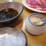 札幌成吉思汗 しろくま - タレもいいけど、このモンゴル岩塩で食べるのが
      
      これまたイイんですよぉ～。
      
      