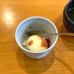 小判寿司 - ジャージー牛のアイスクリーム 苺ジャムのソース
