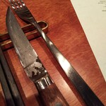 Jinbouchou Gokita - メインの前に肉用ナイフ登場。高村刃物さんの品です。