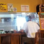 キッチンノダヤ - 厨房の主人とカウンター席