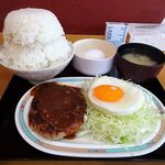 キッチンオトボケ - ハンバーグ定食（特盛）、生卵800円