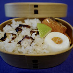 紀ノ国屋 - 甘塩鮭、茹で卵、レモン