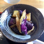 森のハンバーグ工房 ゆみさんち - 【日替わりランチ 600円(税込)】小鉢はナスの煮物。これも白飯がすすむおいしさでした♪