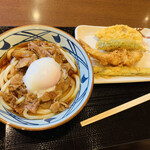 丸亀製麺 - 牛トロ玉うどん＋天ぷら