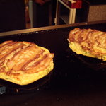 じゅじゅ - 当店特製＆一番人気「豚キムチ納豆玉」完成直前