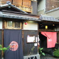 AKA - お店の入り口です。きれいな五軒長屋はすべて食べ物屋。その一番南端です。