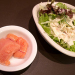 味・ma-ru - ランチタイムは相変わらず美味しい明太子とサラダがセルフで取り放題。ありがたい。