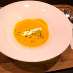 味・ma-ru - 「パスタデザートランチ」（900円）のスープは「北海道産えびす南瓜のポタージュ マスカルポーネ風味」。ヨメはとっても美味しいと言ってました。