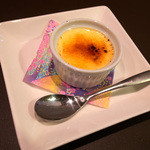 「牡蠣グラタンランチ」（900円）のデザートはクレームブリュレ。美味しかった！