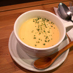 「牡蠣グラタンランチ」（900円）のスープ。