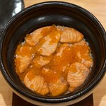 Ginza Mizuno - 土鍋の炊き込みご飯 (鮭といくら)