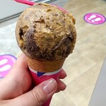 サーティワンアイスクリーム - R3.9:クランチー ピーナッツ アンド チョコレート(レギュラーコーン：390円）ピーナッツ風フレーバーにリボン、コクのあるチョコがクセになる！本物のピーナッツまで入って、スニッカーズを思い出す味でした。