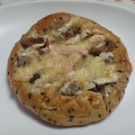 小麦の郷 - 料理写真:国産きのことベーコンのごまパン　￥160+税