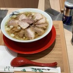 らーめん 七彩飯店 - 箸は個別包装で、爪楊枝入り