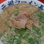 元祖ラーメン長浜家 - ゴマ化粧(上から)