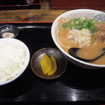 Tokushima Ramen Hiroya - ラーメンセット（並・850円）唐揚げ待状態＆白ごはん(100円)