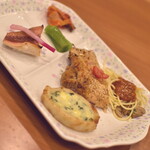 じらごんの富士の館 - 夕食（１，６５０円）の『チキンの香草焼き・ミートソースパスタ・キッシュなど』２０２１年８月