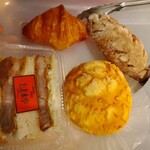 たま木亭 - 右上 クルミと黒蜜りんご230円
      左上クロワッサンメープル130円