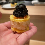 銀座 大石 - 燻製したキャビア、春と秋に旬を迎えるという桜海老、挟まるは北海道の牡丹海老と帆立！一口でバクっと言ってキャー！！キャー！！大興奮！！