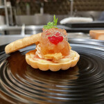 銀座 大石 - 無花果！大好き〜！上にフランボワーズを乗せ甘みに程よい酸味が加わります。見た目にもきゃわうぃぃぃい〜♡美味すぃい〜♡