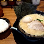 Yokohama Iekei Ramen Haruyoshiya - 味玉ラーメン+無料のミニライス