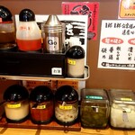 Yokohama Iekei Ramen Haruyoshiya - 卓上の調味料など