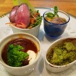 Steak Naramachi - 前菜４種。サラダ、フォアグラのテリーヌ、タンシチュー、あわび