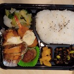 Umamiya - エビフライとタンドリーチキン弁当。