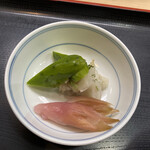 てんぷら天松 日本橋店 - 漬物は３種類、 ・茗荷の甘酢漬け ・胡瓜の糠漬け ・大根と大葉の浅漬け 3種類あって嬉しいです。