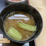 てんぷら天松 日本橋店 - 味噌汁は、 青菜のデカイ茎2 と茗荷。。。 茗荷がアクセントです。