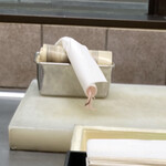 てんぷら天松 日本橋店 - 穴子や魚は紙で巻いて保管