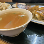 中華処タカノ - スープは当然？　お盆に溢れてます(^^)
