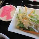 Gyoza Garden - 定食にセットのサラダと桜漬け