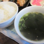 Gyoza Garden - 定食にセットのわかめスープとご飯