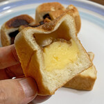 スザ ビストロ - ルバーブのクリームパン、クリームのトップの茶色がルバーブです。