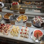 パティスリーマサ - ショーケースの様子③。